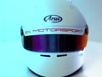 fungsi visor helm motor sport untuk melindungi mata pengendara