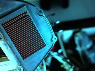 Membersihkan filter udara motor untuk menjaga performa mesin tetap optimal