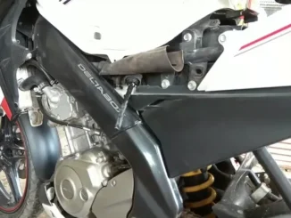 Sisi mesin Yamaha Vixion dengan bodi samping terbuka memperlihatkan rangka Deltabox dan area radiator