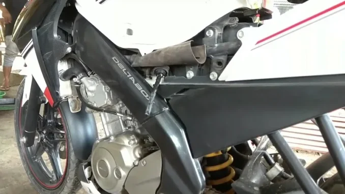 Sisi mesin Yamaha Vixion dengan bodi samping terbuka memperlihatkan rangka Deltabox dan area radiator