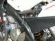 Sisi mesin Yamaha Vixion dengan bodi samping terbuka memperlihatkan rangka Deltabox dan area radiator