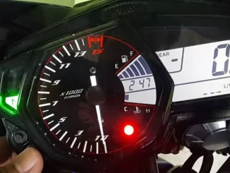 Panel instrumen Yamaha YZF-R25 dengan lampu shift light menyala merah di atas takometer