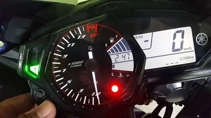 Panel instrumen Yamaha YZF-R25 dengan lampu shift light menyala merah di atas takometer