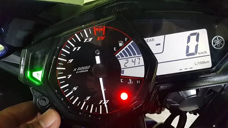 Panel instrumen Yamaha YZF-R25 dengan lampu shift light menyala merah di atas takometer