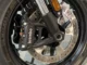 Kaliper rem Brembo hitam terpasang radial pada cakram floating roda depan dengan ban Michelin