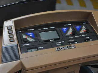 Panel instrumen skuter Honda klasik dengan indikator berlabel fuel, temp, volt, engine oil, high beam, dan turn