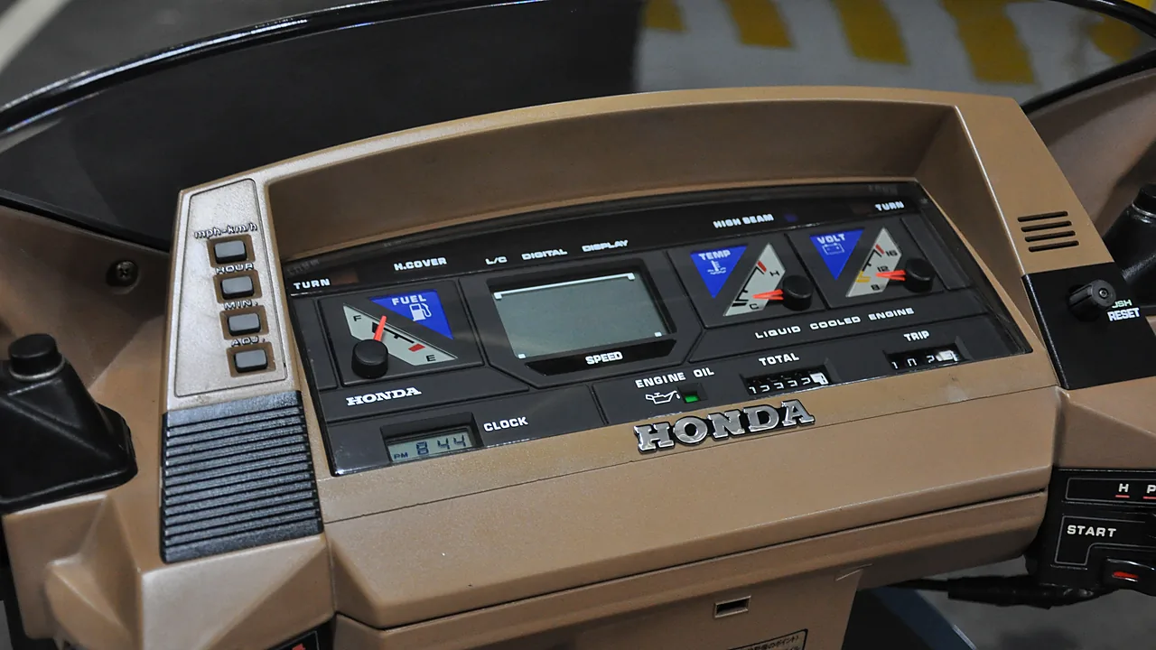 Panel instrumen skuter Honda klasik dengan indikator berlabel fuel, temp, volt, engine oil, high beam, dan turn
