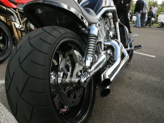 Ban belakang super lebar sebuah Harley-Davidson V-Rod dengan dinding ban dan alurnya terlihat jelas dari belakang