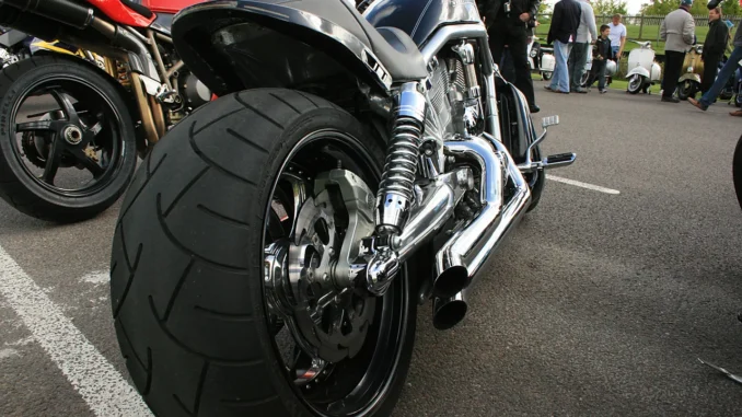 Ban belakang super lebar sebuah Harley-Davidson V-Rod dengan dinding ban dan alurnya terlihat jelas dari belakang