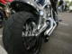 Ban belakang super lebar sebuah Harley-Davidson V-Rod dengan dinding ban dan alurnya terlihat jelas dari belakang