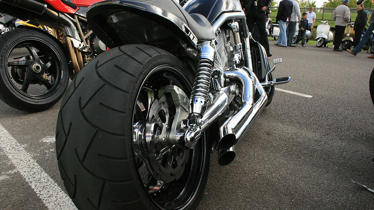 Ban belakang super lebar sebuah Harley-Davidson V-Rod dengan dinding ban dan alurnya terlihat jelas dari belakang