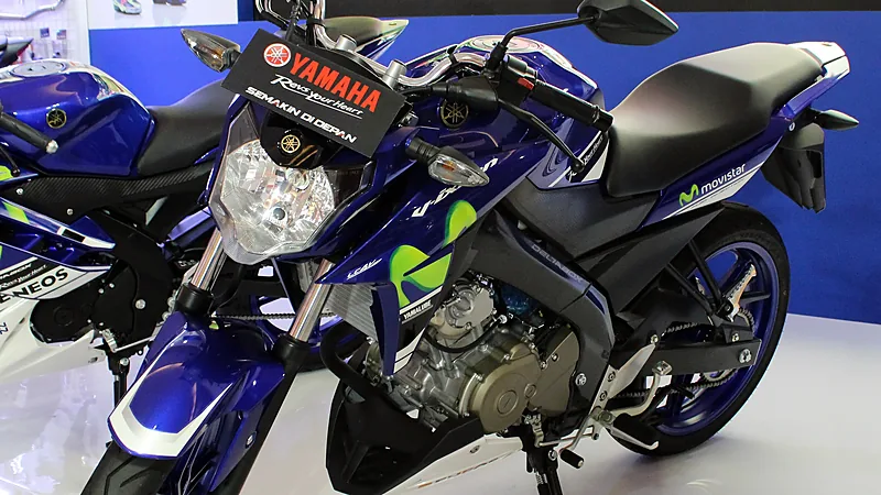 Yamaha V-Ixion livery biru Movistar dipajang di pameran, terlihat dari depan-samping dengan lampu utama dan mesinnya