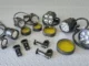 Delapan unit lampu tembak LED motor dengan kabel spiral, braket jepit setang, dan tutup filter kuning, tertata di atas pelat bordes