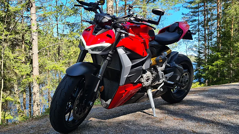 Ducati Streetfighter V2 merah tanpa fairing dengan setang lebar dan lampu tajam, contoh tampilan gaya streetfighter