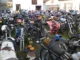 Halaman bengkel penuh motor tua yang terparkir bertumpuk dan berdebu, sebagian tinggal rangka