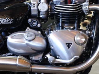 Mesin dua silinder paralel Triumph Bonneville Bobber 1200 dengan sirip pendingin dan bak mesin perak
