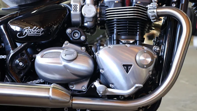 Mesin dua silinder paralel Triumph Bonneville Bobber 1200 dengan sirip pendingin dan bak mesin perak