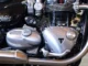Mesin dua silinder paralel Triumph Bonneville Bobber 1200 dengan sirip pendingin dan bak mesin perak