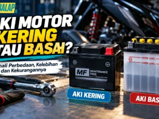 Dua aki motor berdampingan di atas meja kerja bengkel: di kiri aki hitam tertutup berlabel maintenance free sealed battery dan diberi keterangan aki kering, di kanan aki berbadan bening dengan garis upper level dan lower level serta tutup sel kuning dan diberi keterangan aki basah. Ada kunci sok dan sarung tangan di depannya. Bertuliskan Aki Motor Kering atau Basah, Kenali Perbedaan, Kelebihan dan Kekurangannya