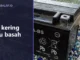 Aki motor tipe kering tersegel dari dekat dengan tanda daur ulang dan peringatan jangan dibuka di badannya, dengan panel judul Aki kering atau basah di sisi kiri