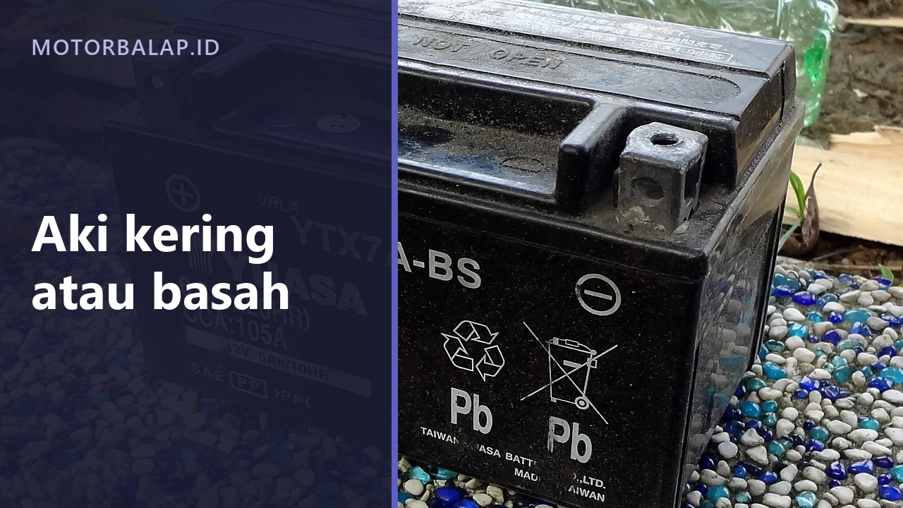 Aki motor tipe kering tersegel dari dekat dengan tanda daur ulang dan peringatan jangan dibuka di badannya, dengan panel judul Aki kering atau basah di sisi kiri