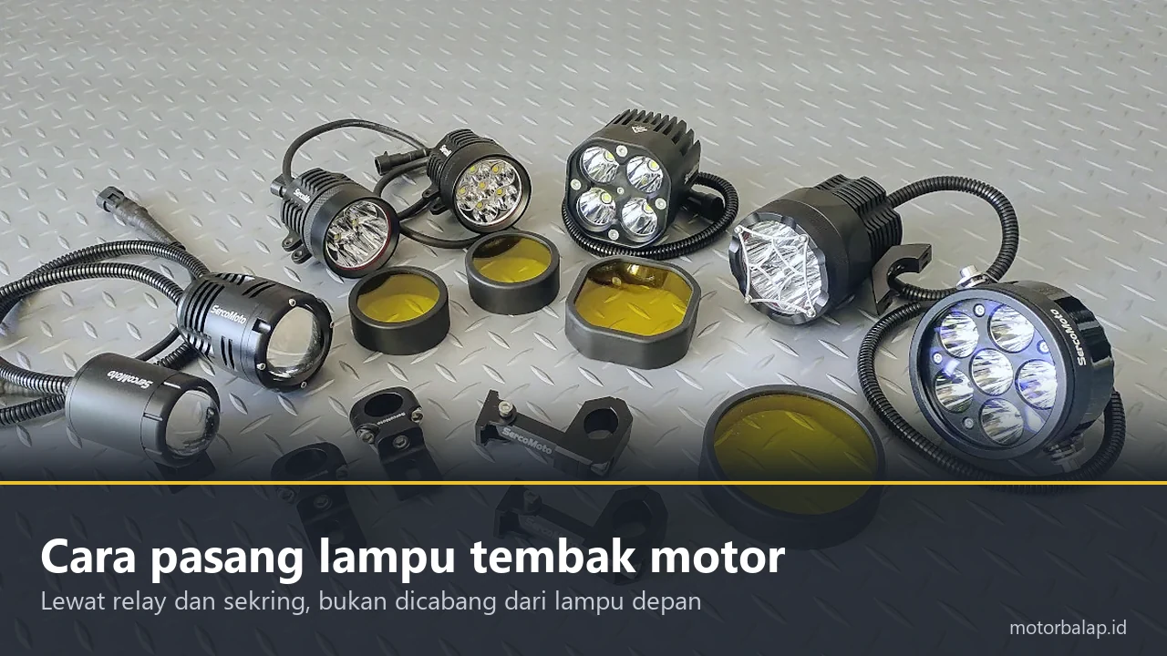 Sembilan unit lampu tembak LED beserta braket dan filter kuning tertata di atas pelat bordes, berpita judul Cara pasang lampu tembak motor