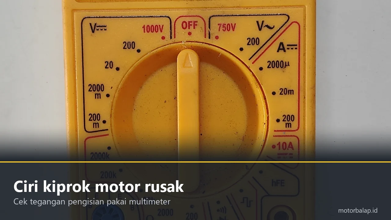 Selektor multimeter digital DT830D berwarna kuning dengan deretan skala DC volt termasuk posisi 20, berpita judul Ciri kiprok motor rusak
