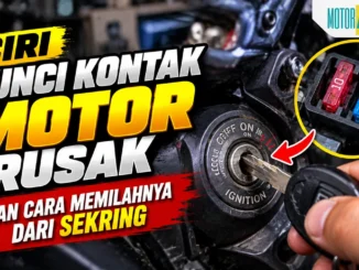 Rumah kunci kontak motor dari dekat dengan anak kunci terpasang dan tangan memegang kepala kuncinya, disertai sisipan lingkaran berisi kotak sekring dengan sekring 10 dan 15 ampere bertanda tanya. Bertuliskan Ciri Kunci Kontak Motor Rusak dan Cara Memilahnya dari Sekring