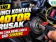 Rumah kunci kontak motor dari dekat dengan anak kunci terpasang dan tangan memegang kepala kuncinya, disertai sisipan lingkaran berisi kotak sekring dengan sekring 10 dan 15 ampere bertanda tanya. Bertuliskan Ciri Kunci Kontak Motor Rusak dan Cara Memilahnya dari Sekring