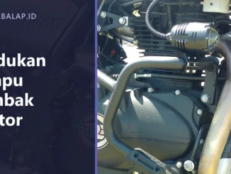Lampu tembak terpasang di pipa atas crash bar Royal Enfield Himalayan, dengan panel judul Dudukan lampu tembak motor di sisi kiri