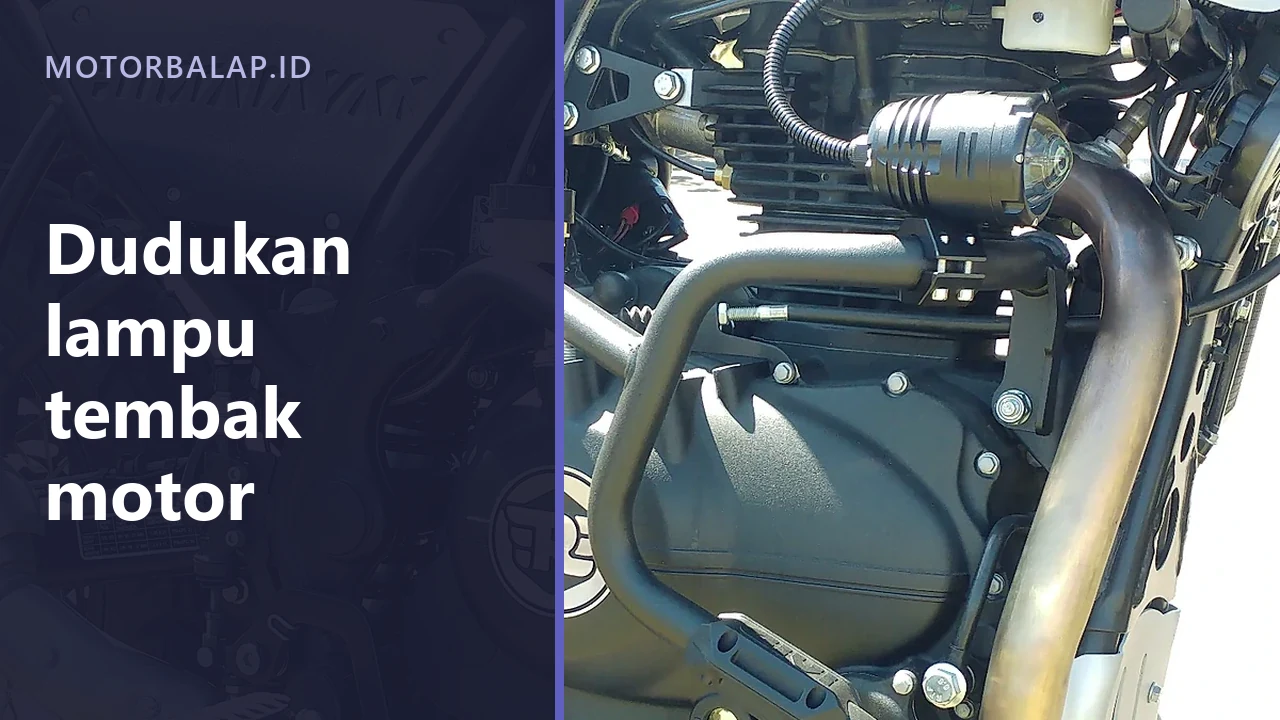 Lampu tembak terpasang di pipa atas crash bar Royal Enfield Himalayan, dengan panel judul Dudukan lampu tembak motor di sisi kiri