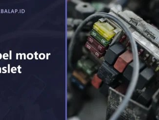 Kotak sekring kendaraan dari dekat berisi deretan sekring tancap berwarna dan relai beserta kabelnya, dengan panel judul Kabel motor konslet di sisi kiri