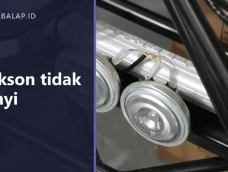 Sepasang klakson pipih berbentuk cakram terpasang pada rangka beserta soket kabelnya, dengan panel judul Klakson tidak bunyi di sisi kiri