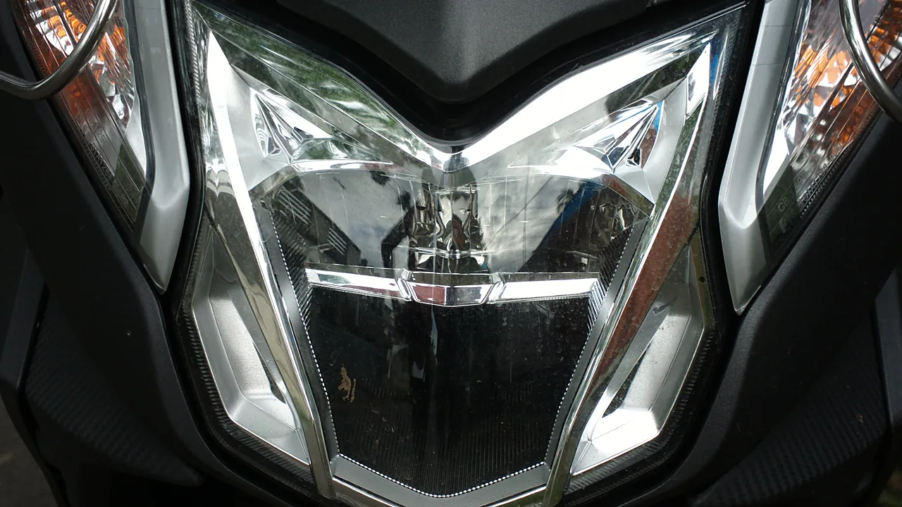 Lampu depan skuter matik dalam keadaan padam dilihat dari depan