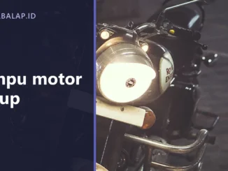 Lampu depan motor klasik menyala di tempat remang, dengan panel judul Lampu motor redup di sisi kiri
