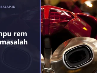Lampu rem belakang motor sport berwarna merah menyala dari dekat, dengan panel judul Lampu rem bermasalah di sisi kiri