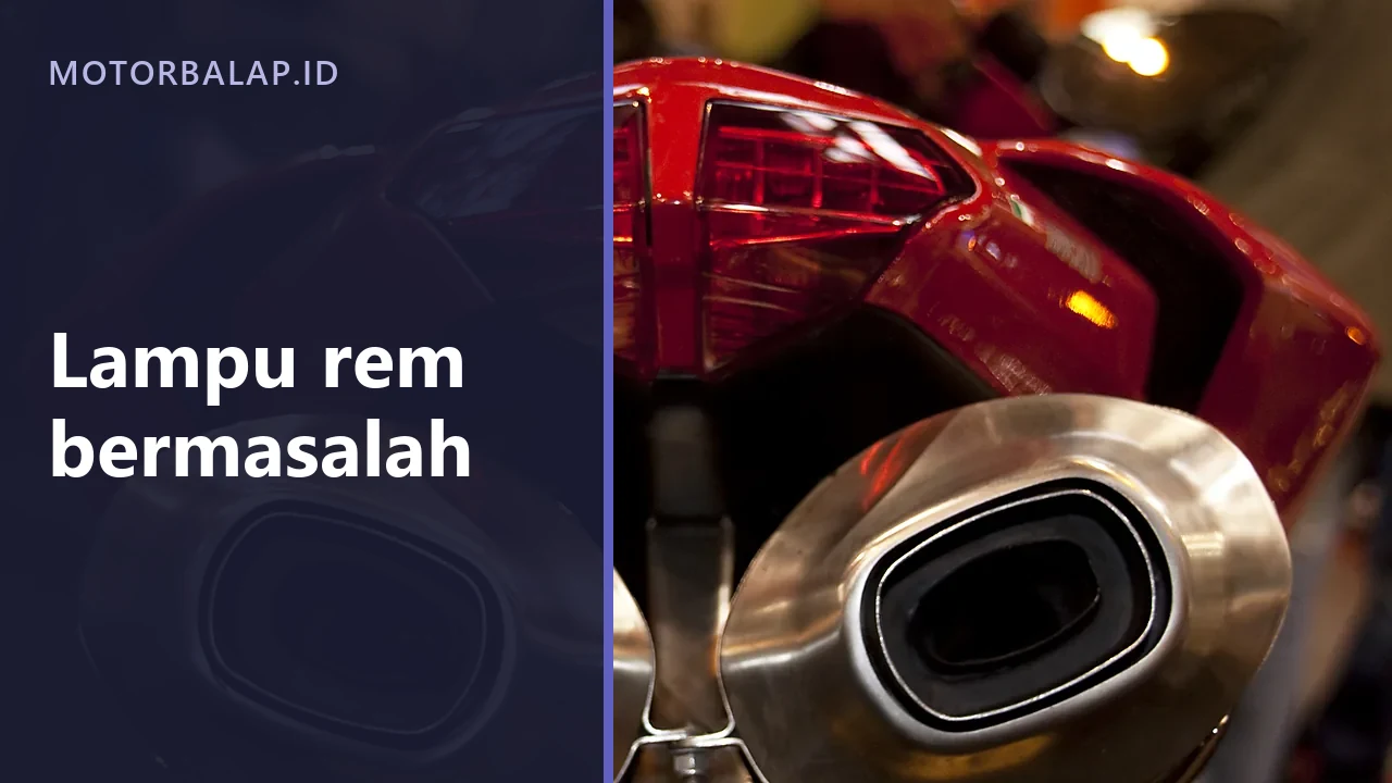 Lampu rem belakang motor sport berwarna merah menyala dari dekat, dengan panel judul Lampu rem bermasalah di sisi kiri