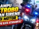 Pantulan cahaya lampu isyarat merah dan biru di permukaan aspal pada malam hari dengan siluet sepeda motor di kejauhan, dengan panel judul Lampu strobo motor di sisi kiri