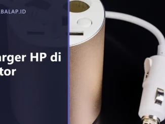 Pengisi daya kendaraan berbentuk tabung dengan dua lubang soket dan port USB, bercolokan pemantik rokok, dengan panel judul Charger HP di motor di sisi kiri