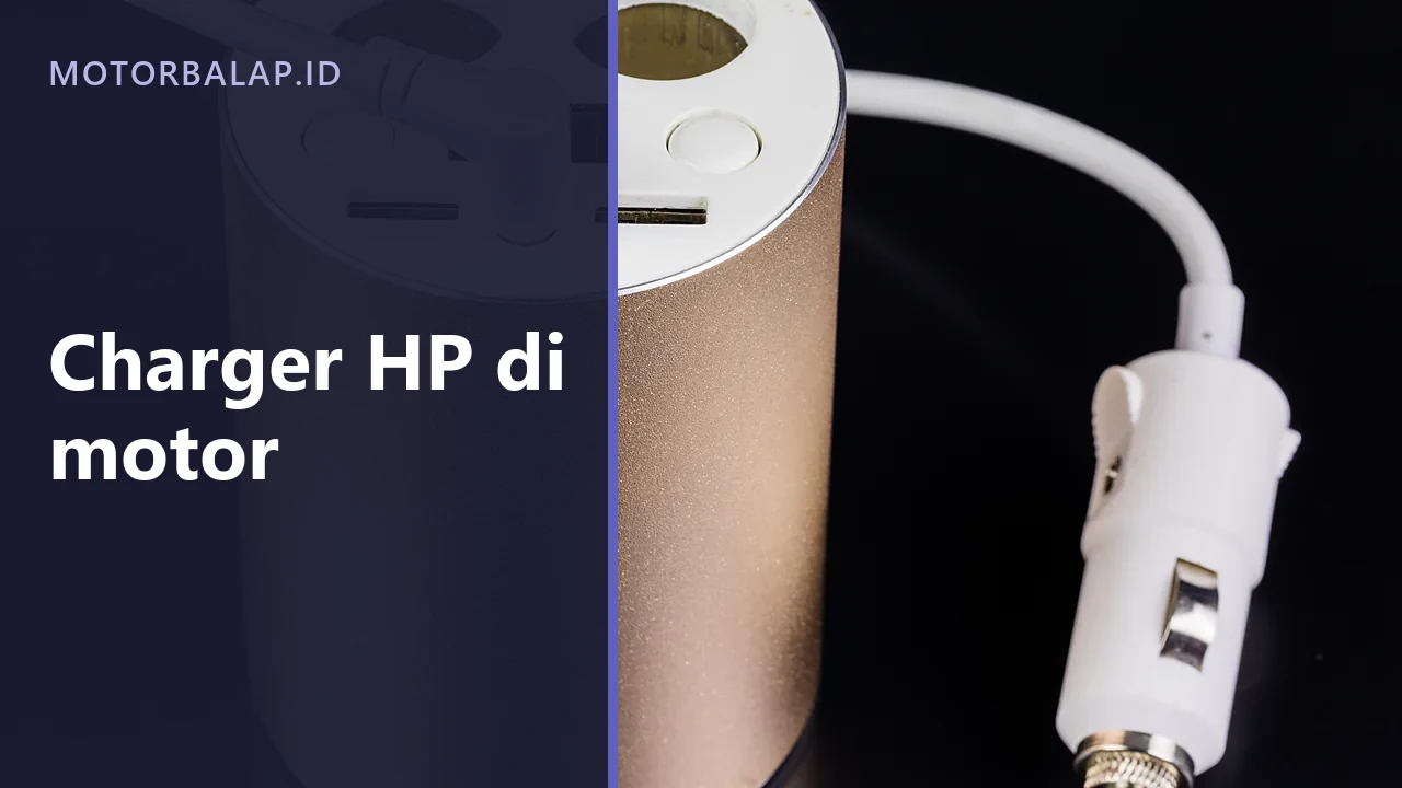 Pengisi daya kendaraan berbentuk tabung dengan dua lubang soket dan port USB, bercolokan pemantik rokok, dengan panel judul Charger HP di motor di sisi kiri