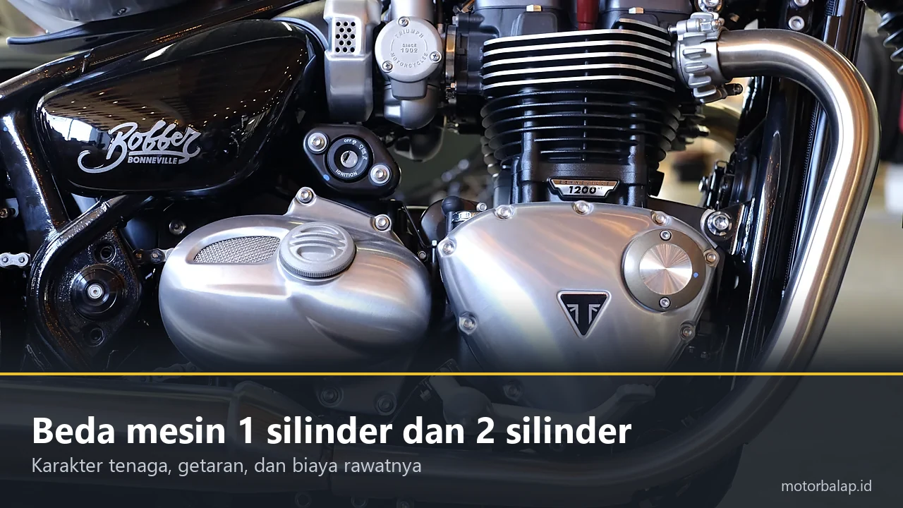 Mesin dua silinder paralel Triumph Bonneville Bobber 1200 dengan sirip pendingin dan bak mesin perak, berpita judul Beda mesin 1 silinder dan 2 silinder