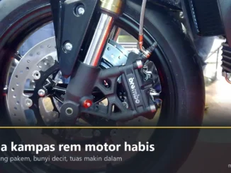 Kaliper rem Brembo dan cakram berlubang pada roda depan motor Triumph Speed Triple, berpita judul Tanda kampas rem motor habis